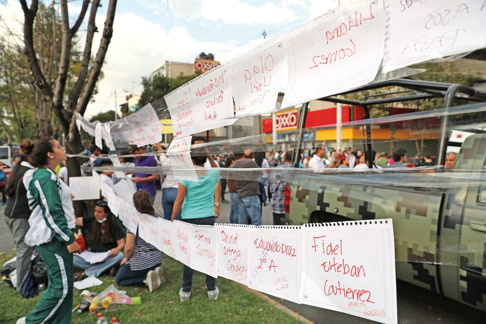 Padres y vecinos del plantel educativo colgaron hojas con los nombres de los niños que habían sido rescatados (VALENTE ROSAS. EL UNIVERSAL)
