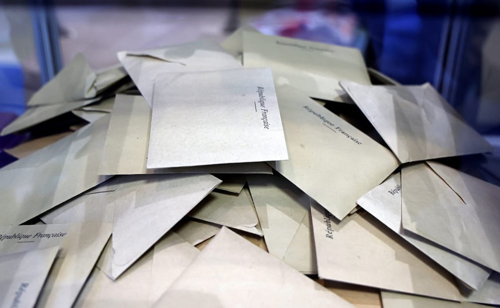 Votos dentro de una urna en un colegio electoral durante la segunda vuelta de las elecciones municipales francesas, en Niza, Francia, este domingo. (22/03/26) Foto: EFE