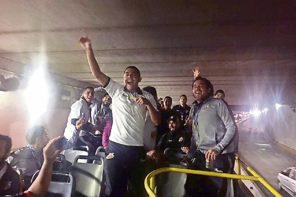 Los festejos del conjunto se realizaron anoche por toda la ciudad. (TWITTER)