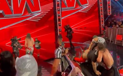 Aficionado invade la arena y ataca a Superestrella de la WWE