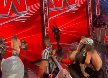 Aficionado invade la arena y ataca a Superestrella de la WWE