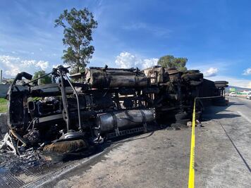 Vuelca tráiler sobre la autopista México-Puebla; conductor muere calcinado