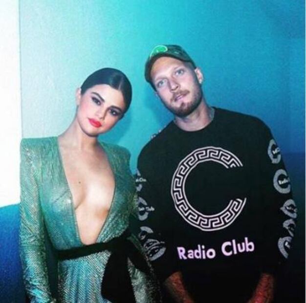 Selena Gomez luce escote de impacto