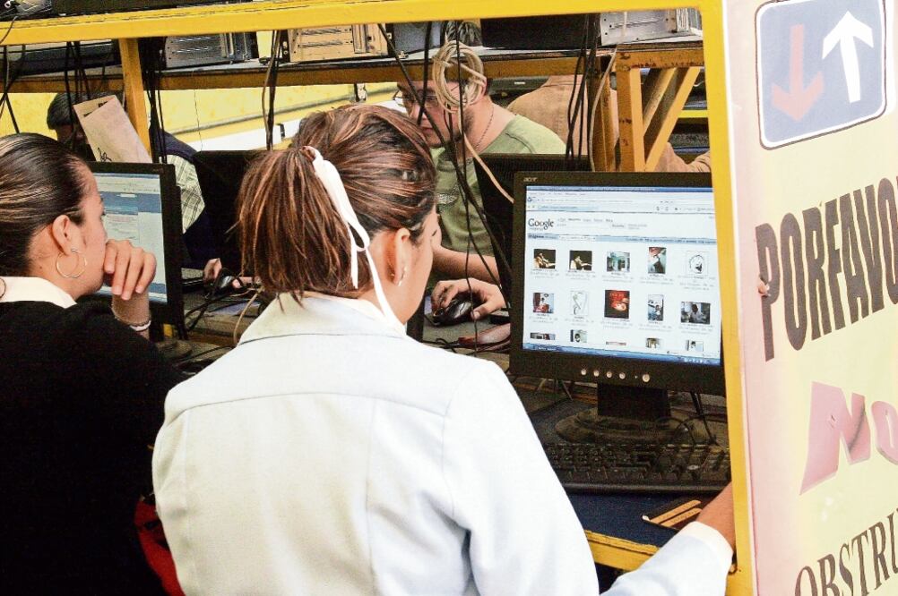 La Policía Cibernética del estado ha investigado 160 casos; además, la estan c ia trabaja en enseñar a la gente sobre cómo opera la delincuencia en la red (ARCHIVO. EL UNIVERSAL)