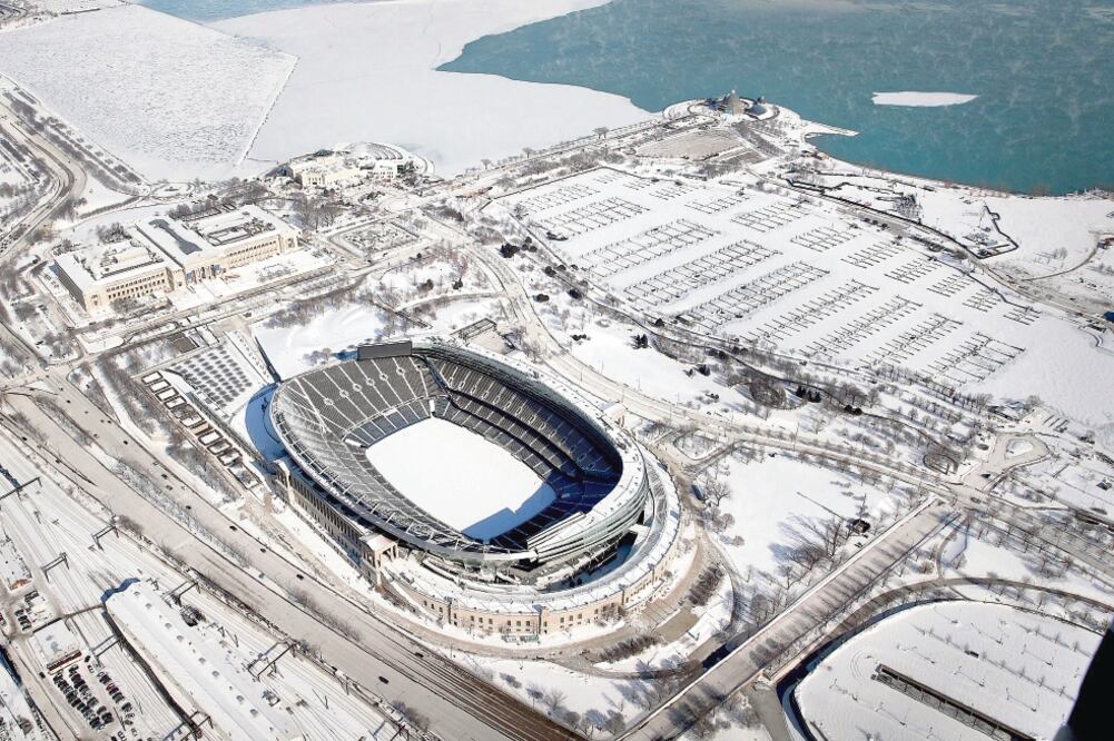 Vista aérea del estadio Soldier Field y sus alrededores cubiertos de nieve, en Chicago. Ayer por segundo día se suspendieron las actividades en la ciudad por el frío. Foto: SCOTT OLSON. AFP