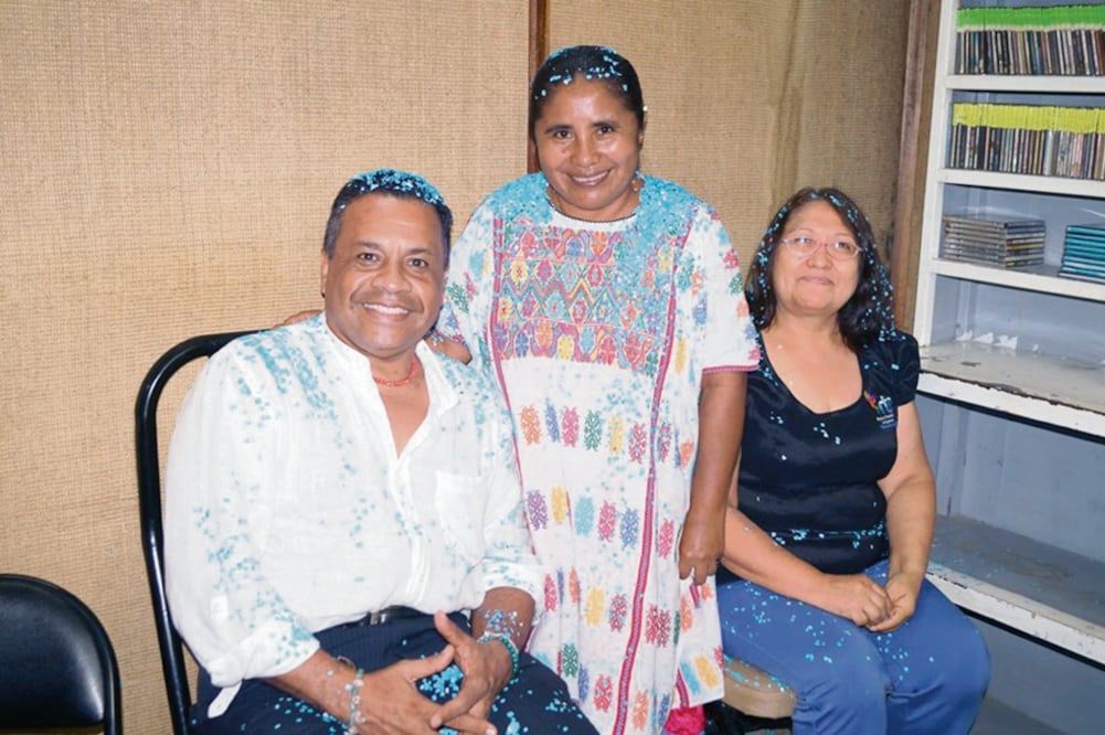 Marcela de Jesús Natalia (centro), quien trabaja en la estación Radio y Televisión de Guerrero, en Ometepec (TOMADA DE FACEBOOK)