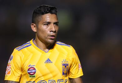 Tigres renueva a Javier Aquino