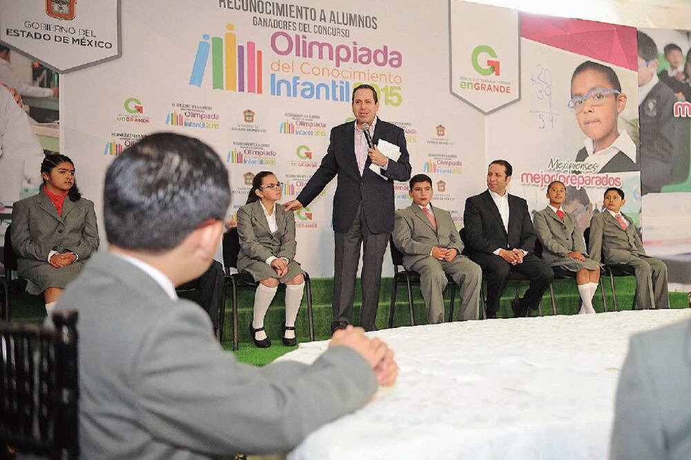 El mandatario mexiquense entregó premios y reconocimientos a ganadores de la Olimpiada del Conocimiento Infantil 2015 (ESPECIAL)