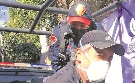 Detienen a fotógrafo afuera de centro de salud