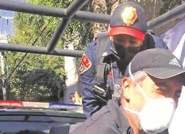 Detienen a fotógrafo afuera de centro de salud