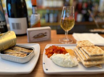 Lo esencial cabe en una copa y un plato pequeño