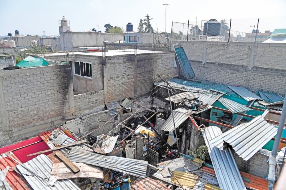 A las 10:18 horas la SSPCDMX recibió un reporte por un incendio en un domicilio entre las calles Álvaro Obregón y Ana Karenina, en la colonia Progresista (ARMANDO MARTÍNEZ. EL UNIVERSAL)