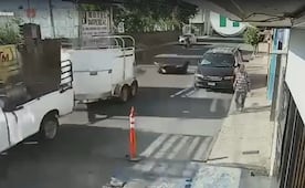 VIDEO Toro cae de remolque en Michoacán; termina impactando contra motocicletas y vehículos estacionados