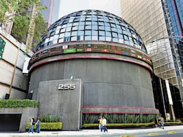 La bolsa mexicana pierde 1.5% e hila su segundo retroceso