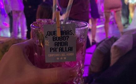 Messi y los vasos con la frase "¿Qué mirás bobo?" en la fiesta de los campeones del mundo