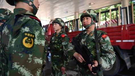 La app que China instala "secretamente" en los teléfonos de turistas si entras a Xinjiang