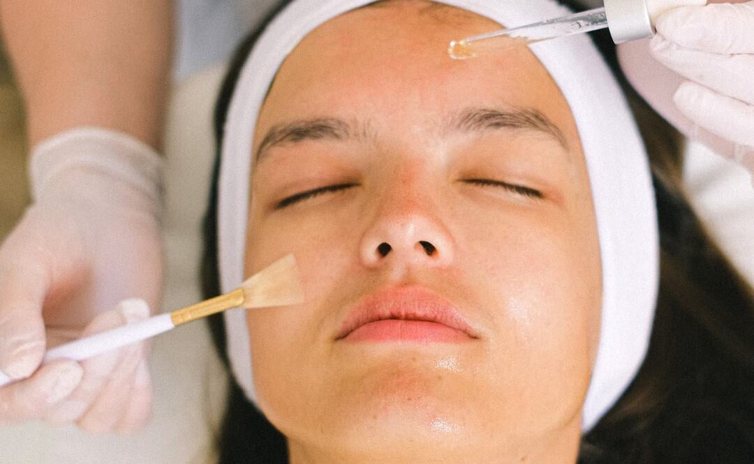 Los peelings pueden ayudar a atenuar arrugas y manchas. Foto: Pexels