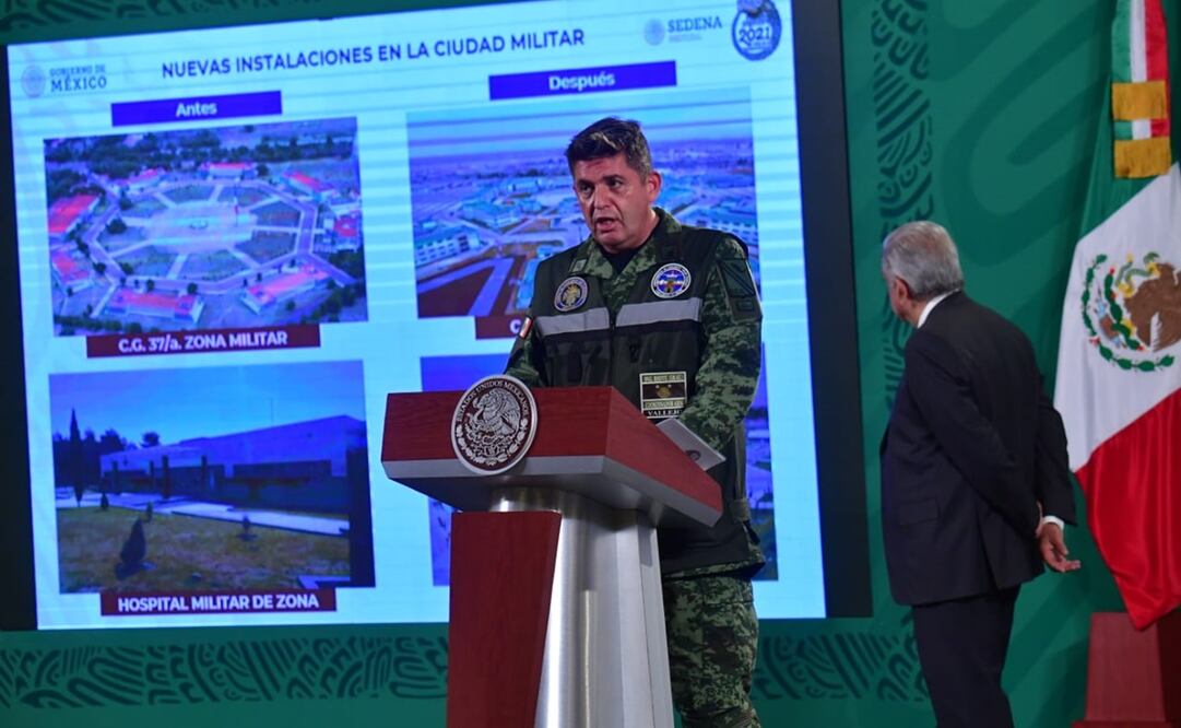 El general Vallejo mostró un informe y aseguró que el Aeropuerto será entregado en fecha comprometida y sin rebasar presupuesto. Foto: Hugo García/EL UNIVERSAL 