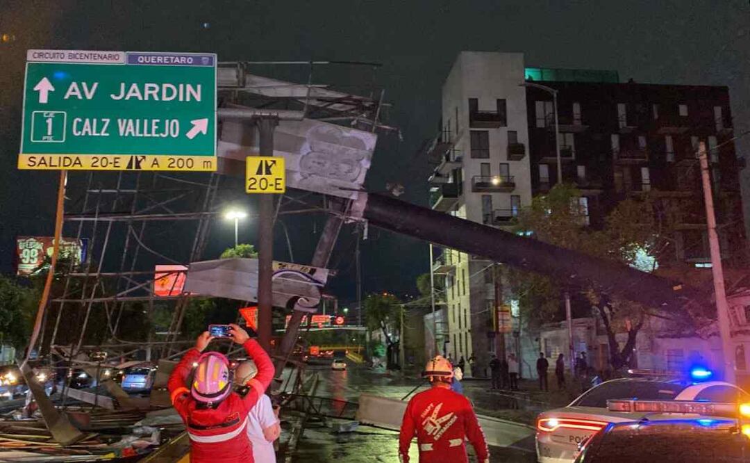 Cae anuncio en avenida Circuito Interior Foto: Especial