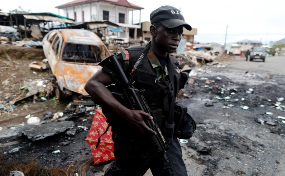 A Cameroonian elite Rapid Intervention Battalion (BIR) member walks past a burnt car while patroling in the city of Buea in the anglophone southwest region, Cameroon - Photo: Zohra Bensemra/REUTERS