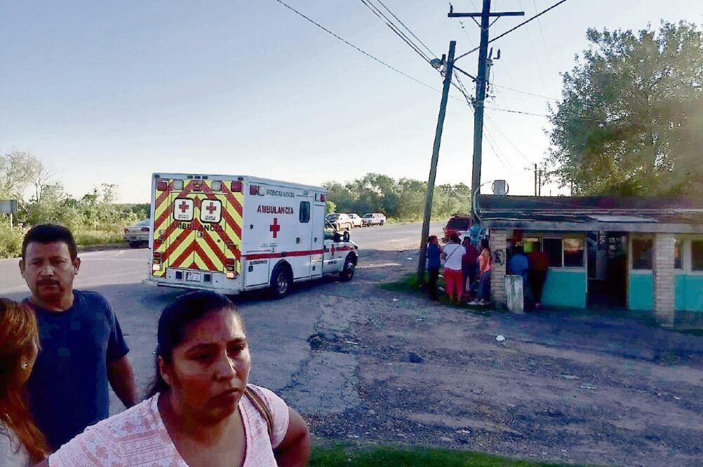 Familiares de los internos se trasladan al lugar del incidente, en donde recibieron información de lo acontecido al interior del penal (ESPECIAL)