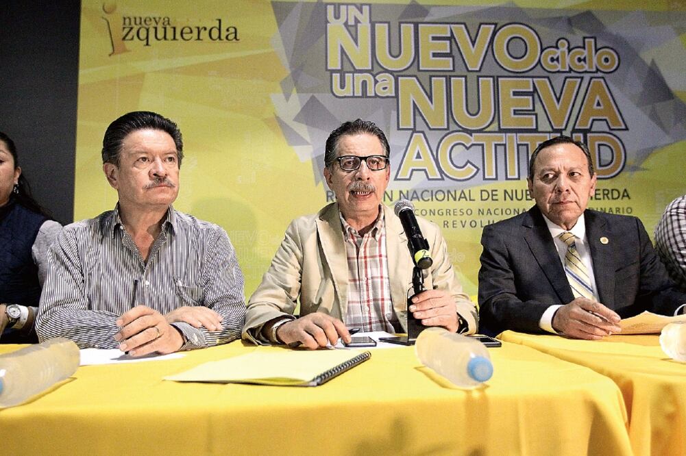 Carlos Navarrete, dirigente del PRD; Jesús Ortega, líder de Nueva Izquierda, y Jesús Zambrano, presidente de la Cámara de Diputados, ayer en la reunión (ALEJANDRO ACOSTA. EL UNIVERSAL)