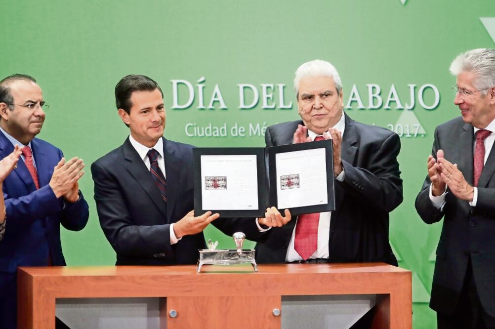 Alfonso Navarrete Prida, secretario del Trabajo; el presidente Enrique Peña Nieto; Carlos Aceves del Olmo, secretario general de la CTM, y Gerardo Ruiz Esparza, titular de Comunicaciones y Transportes (LUCÍA GODÍNEZ. EL UNIVERSAL)