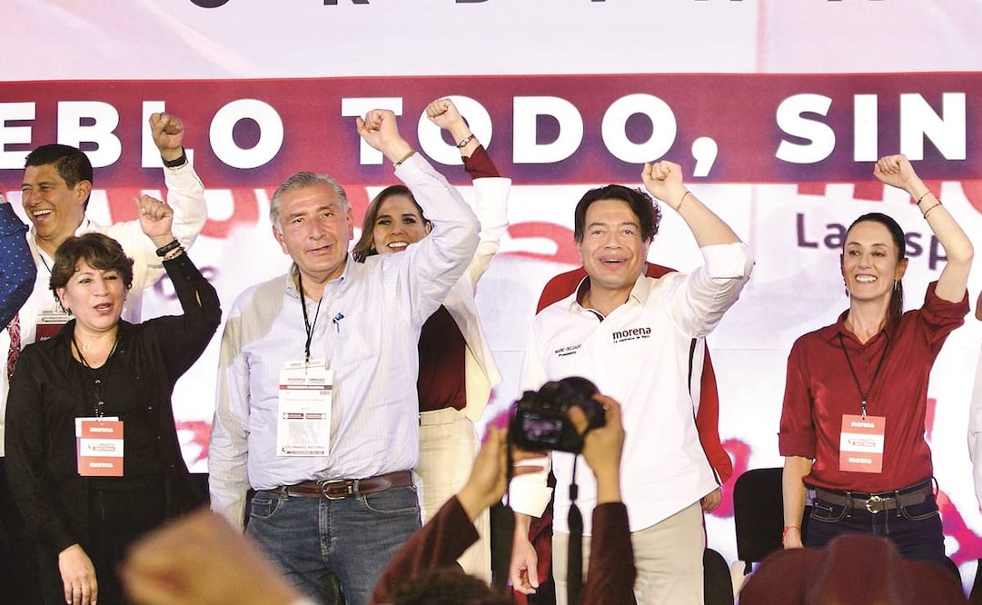 Delfina Gómez, Adán Augusto López Hernández, Mario Delgado y Claudia Sheinbaum levantaron las manos en señal de triunfo ante miles de morenistas. Foto: Germán Espinosa/EL UNIVERSAL