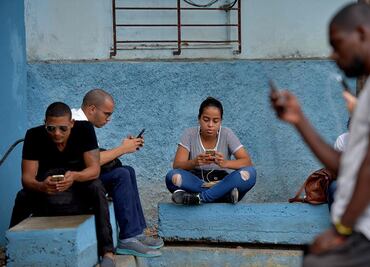 Con tarifas altas, inicia en Cuba servicio de internet para celulares