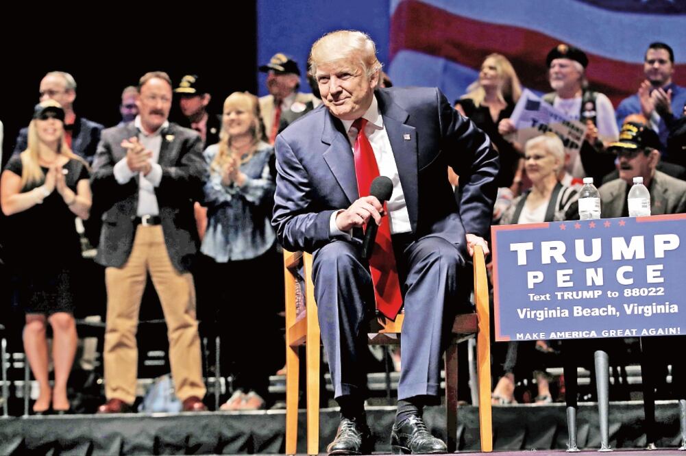 El candidato presidencial republicano, Donald Trump, ayer, durante un acto de campaña en Virginia Beach (MIKE SEGAR. REUTERS)