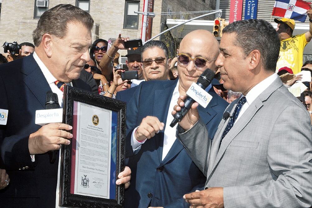 La comunidad dominicana en Nueva York, y otros latinos, abarrotaron la plaza (MIGUEL RAJMIL / EFE)