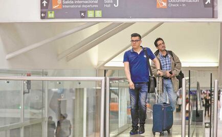 Usuarios reportan retrasos en vuelos en el AICM