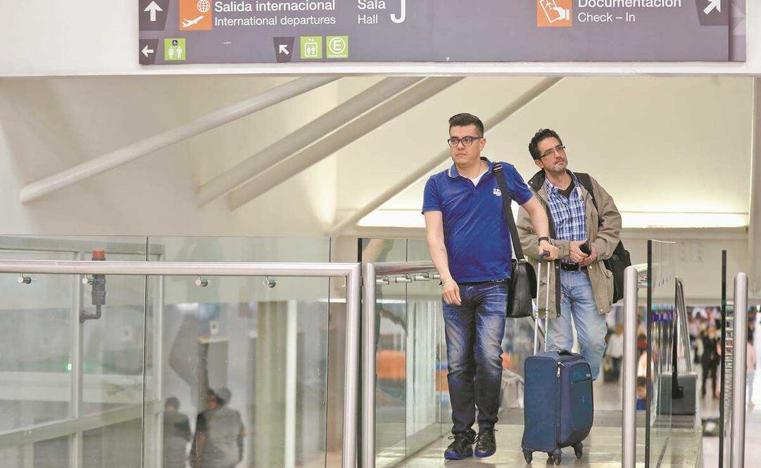 Usuarios reportan retrasos en vuelos en el AICM