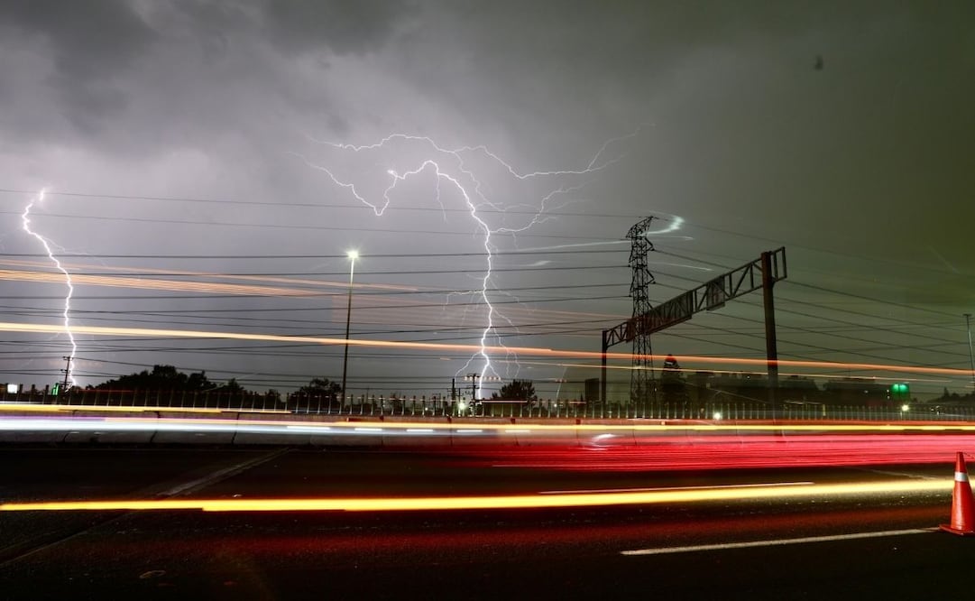 Se registra lluvia con tormenta eléctrica en el oriente de la Ciudad de México, dejando encharcamientos. | Foto: Valente Rosas.