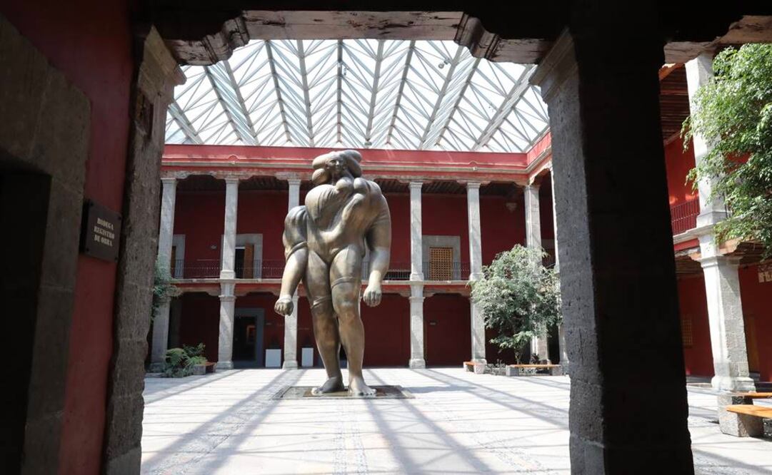 Salvador Vázquez Araujo llegó en 2001 al Museo Cuevas por invitación del propio artista. Apoderado de la Fundación, niega que este centro cultural sea un negocio o  una "empresa" como lo afirmó la viuda del artista, Beatriz del Carmen Bazán.