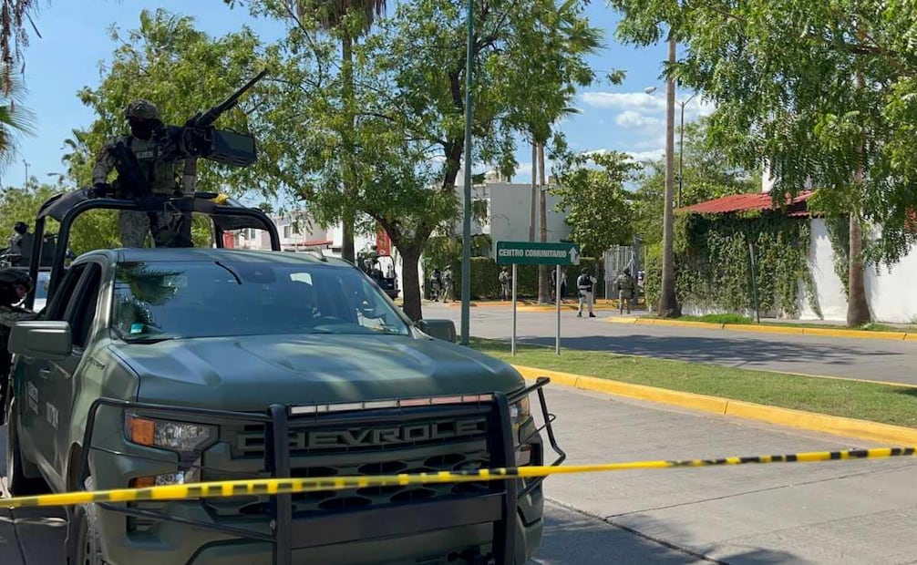 Operativo en una privada de Culiacán deja un detenido; aseguran armas, un lanzagranadas y un vehículo.
Foto: Especial.