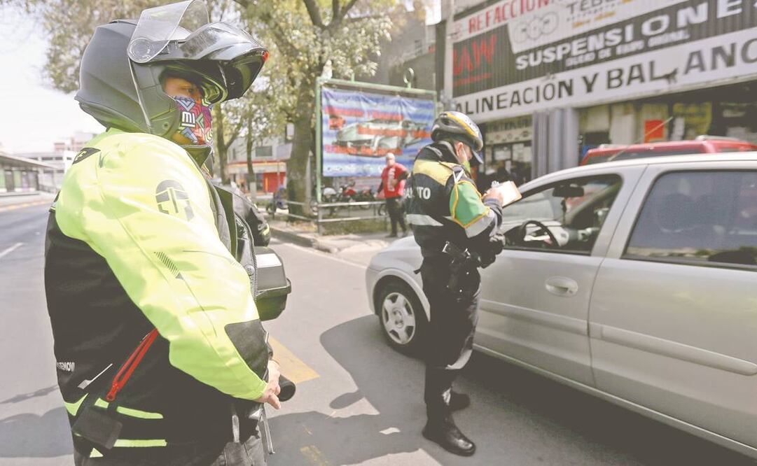 Entre las labores de Ezequiel Camacho está el apercibir a los automovilistas para que despejen las ciclovías, cuando no es así, los agentes de tránsito llegan a establecer las infracciones. Foto: Diego Prado. EL UNIVERSAL