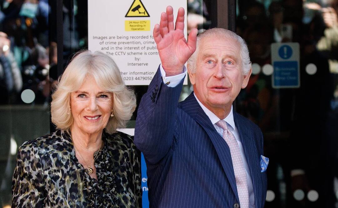 El rey Carlos III y su esposa, Camila, visitan este martes un centro hospitalario y de investigación contra el cáncer en Londres en el primer compromiso público del monarca desde que el pasado febrero se anunció que estaba en tratamiento oncológico. Foto: EFE
