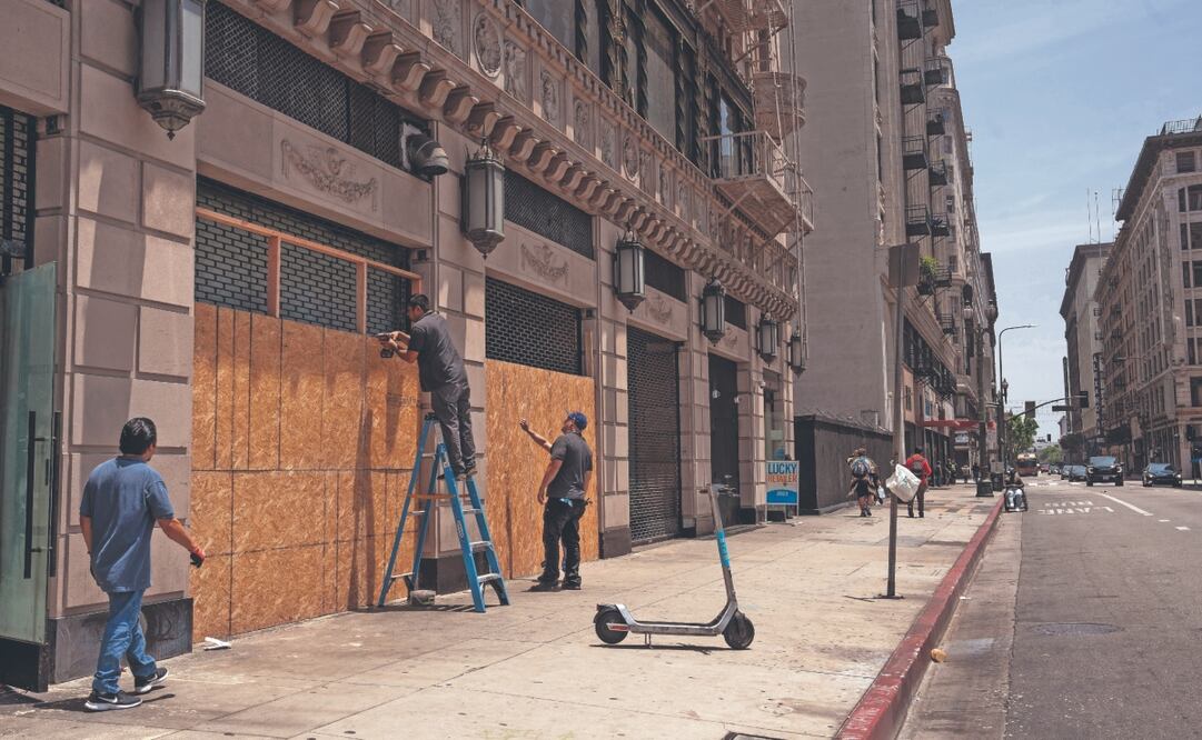 Empleados cubren un negocio en Los Ángeles, en previsión de las protestas organizadas para este sábado en el llamado No Kings Day. Foto: de AIMEE MELO. EL UNIVERSAL