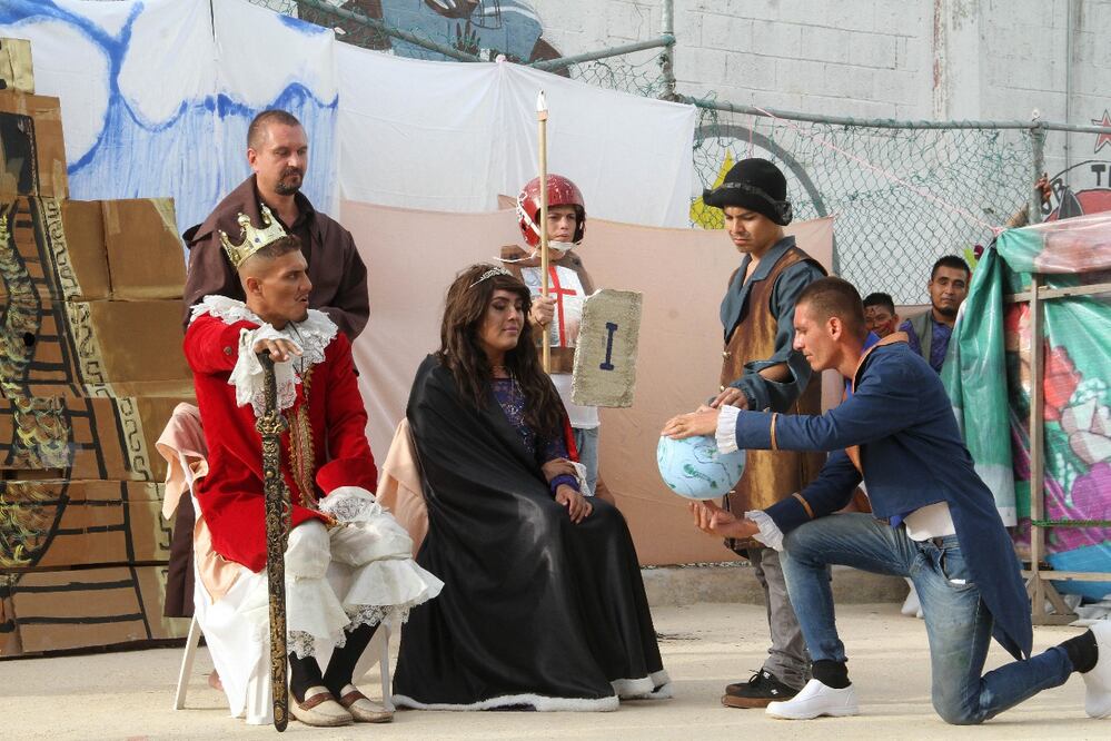El ciudadano ruso Aleksei Makeev, de pie a la izquierda, participó en la obra "Mitos, Mitotes y Mitoteros" (Foto: EFE)