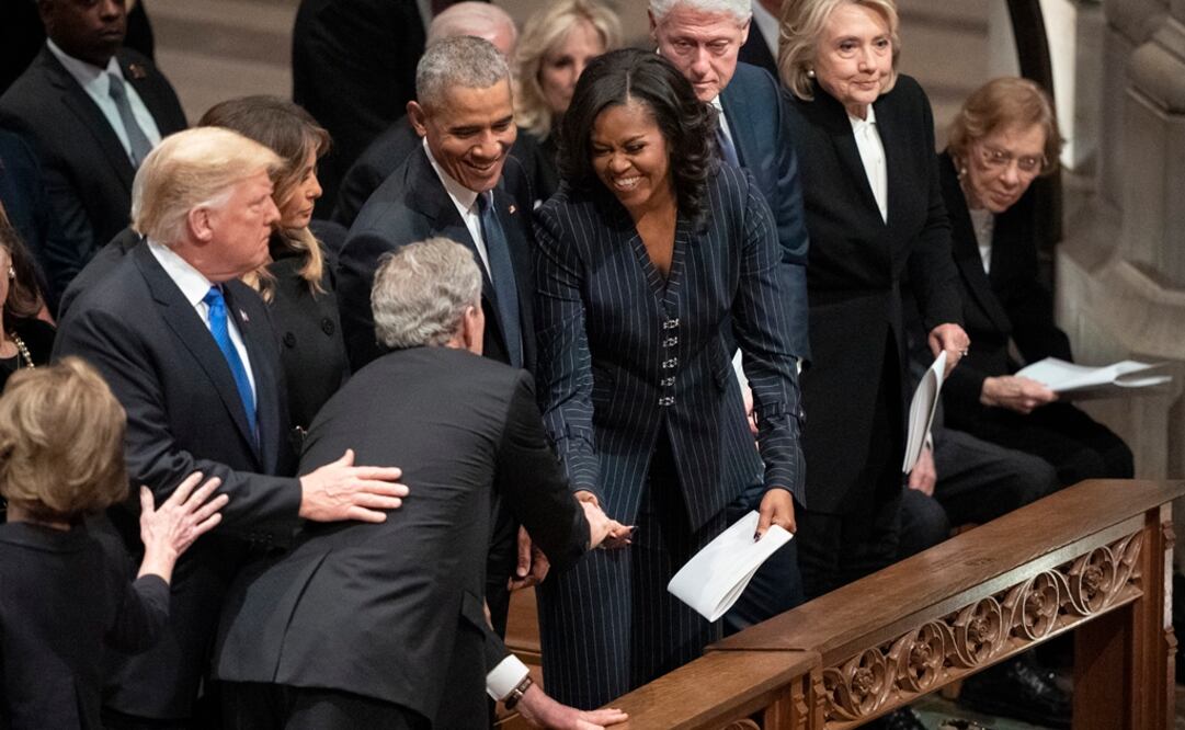 De izquierda a derecha: Donald Trump, Melania Trump, George W. Bush (de espalda), Barack Obama, Michelle Obama, Bill Clinton y Hillary Clinton. Foto: AP 