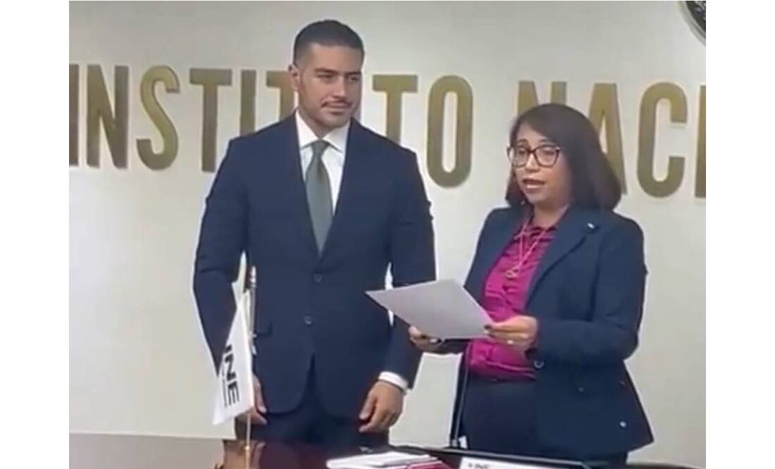 Omar García Harfuch recibe constancia de mayoría en la sede del INE. Foto: Especial