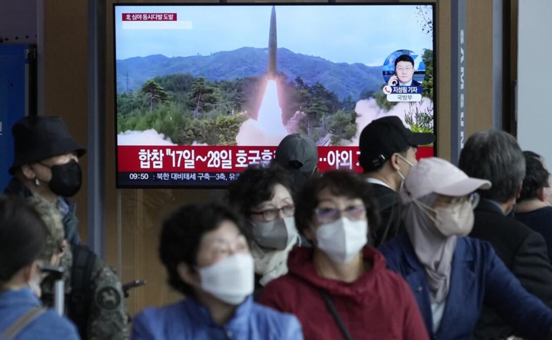 Una pantalla de televisión muestra imágenes del lanzamiento de un misil por Corea del Norte. Foto: AP
