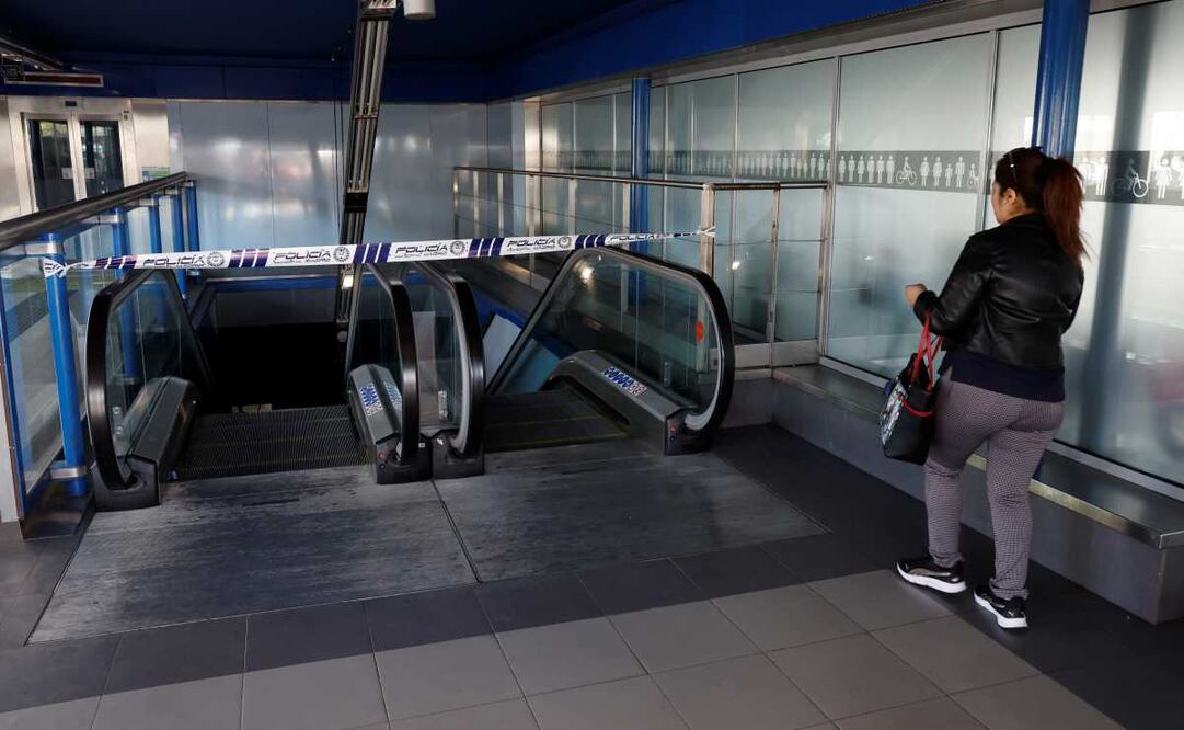 Acceso cerrado a la estación de metro de Plaza de Castilla de Madrid tras registrarse un apagón a nivel peninsular este lunes. Foto: EFE