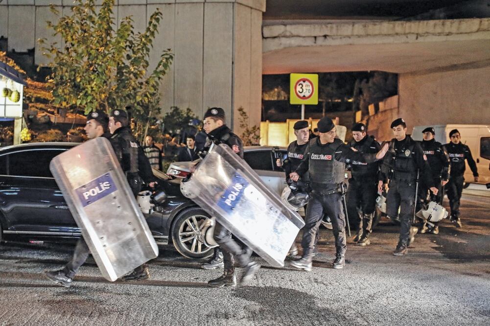 Policías antimotines revisan el lugar donde hubo ayer una explosión, en Estambul (Especial)