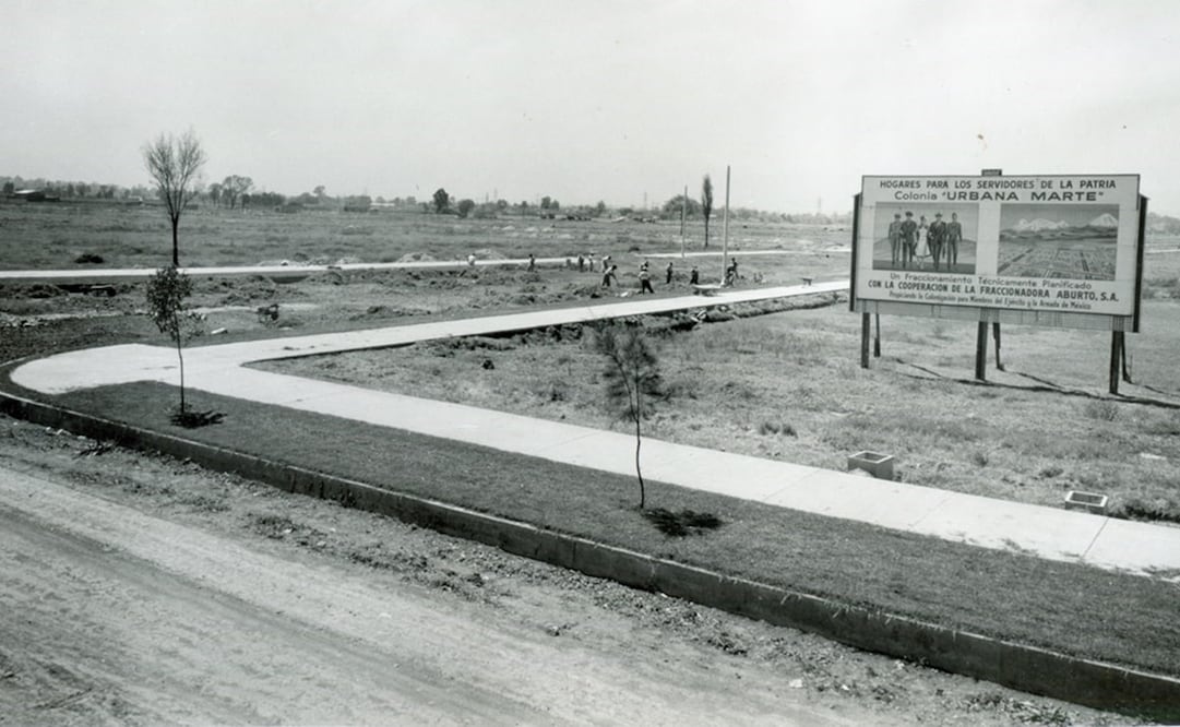 Entrada al Fraccionamiento Social, desde la Calzada de Iztapalapa, por Avenida del Heroico Colegio Militar, que rápidamente está siendo pavimentado. En el letrero se lee “Hogares para los servidores de la Patria, colonia Urbana Marte”; fotografía de octubre de 1956. Foto: Colección Carlos Villasana