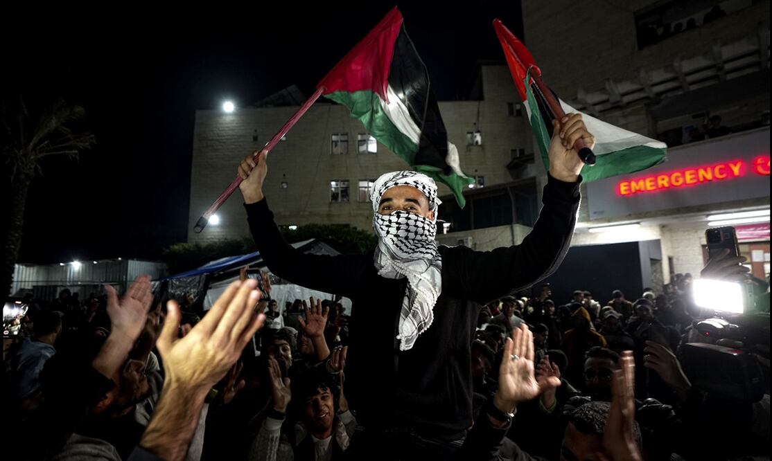 Palestinos celebran el anuncio de un acuerdo de alto al fuego entre Hamas e Israel en Deir al-Balah, en la Franja de Gaza. Foto: AP