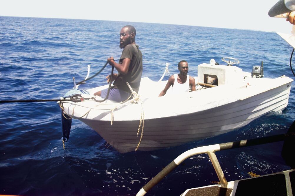 Los extranjeros narraron que su embarcación sufrió una falla mecánica en el motor de propulsión, por lo que quedaron a la deriva en el mar Caribe (FOTO: SEMAR)