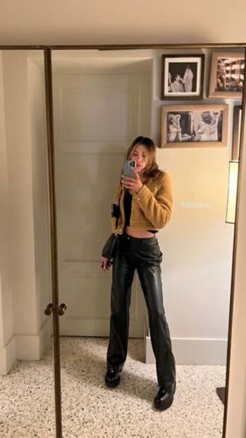 Michelle Salas combina perfectamente pantalón de piel y chamarra de peluche