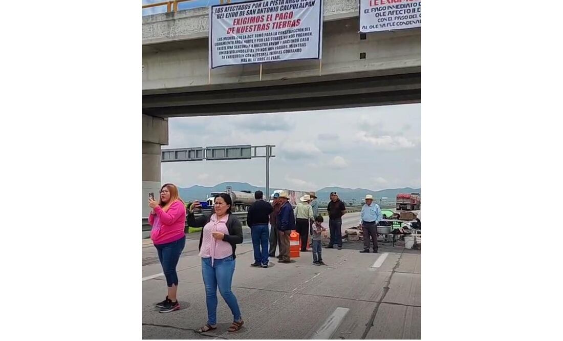 Bloqueo carretero en Tlaxcala: Ejidatarios advierten que no liberarán las vías hasta que haya una negociación con el gobierno federal. Foto: Especial